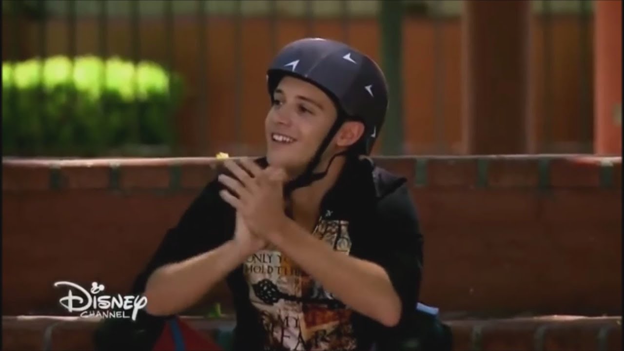 Soy Luna - Season 3 Episode 58 - Luna and Matteo skate together