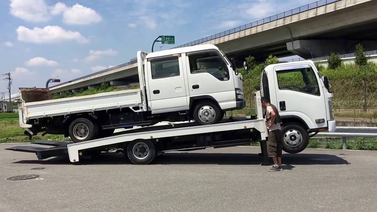 積車にトラックを載せる動画