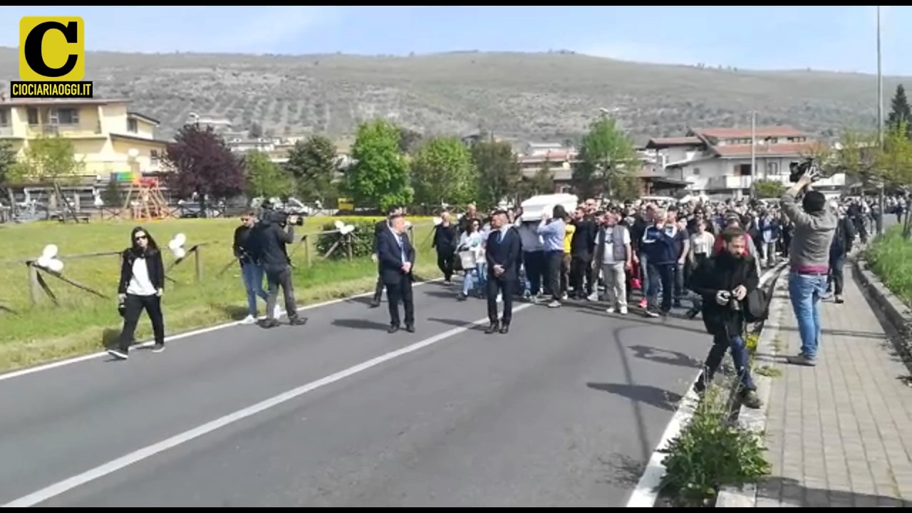 Omicidio Morganti: gli amici portano a spalla la bara di Emanuele