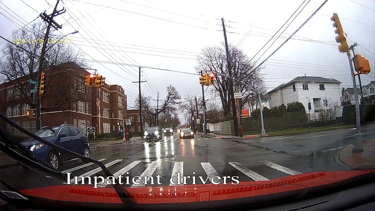 [Dashcam] Bad & Confused Drivers on a Rainy Day