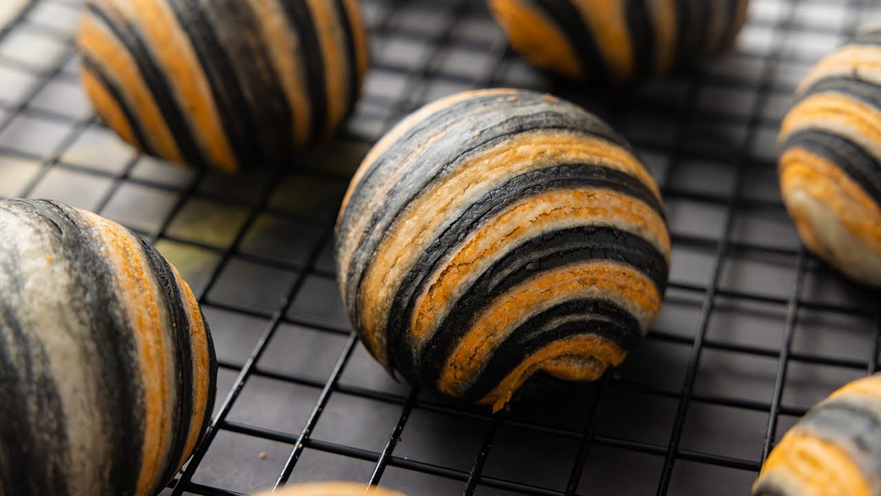 小蜜蜂奶黄芝士金沙流心千层酥 蛋黄酥月饼 Yolk pastry