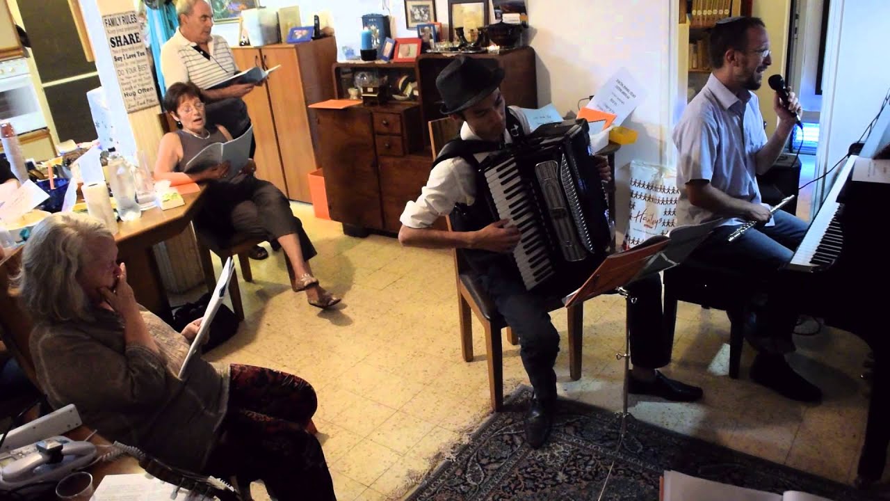 קינדער-יארן - שנות ילדוּת  (תרגום לעברית: אליעזר ואמירה דור)