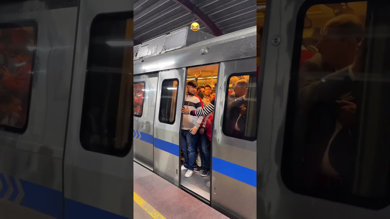 Metro ka gate mai ek banda ka hath fas gya. 😨😢