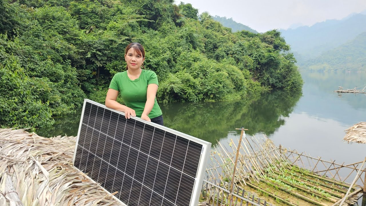 The girl bought solar panels and installed them on the farm in a bamboo house floating on the water.