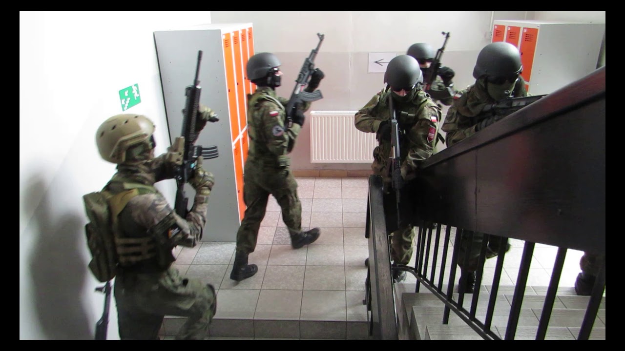 Czarna taktyka - zajęcia uczniów -  symulowany pokaz uczniów odbijania szkoły z rąk terrorystów