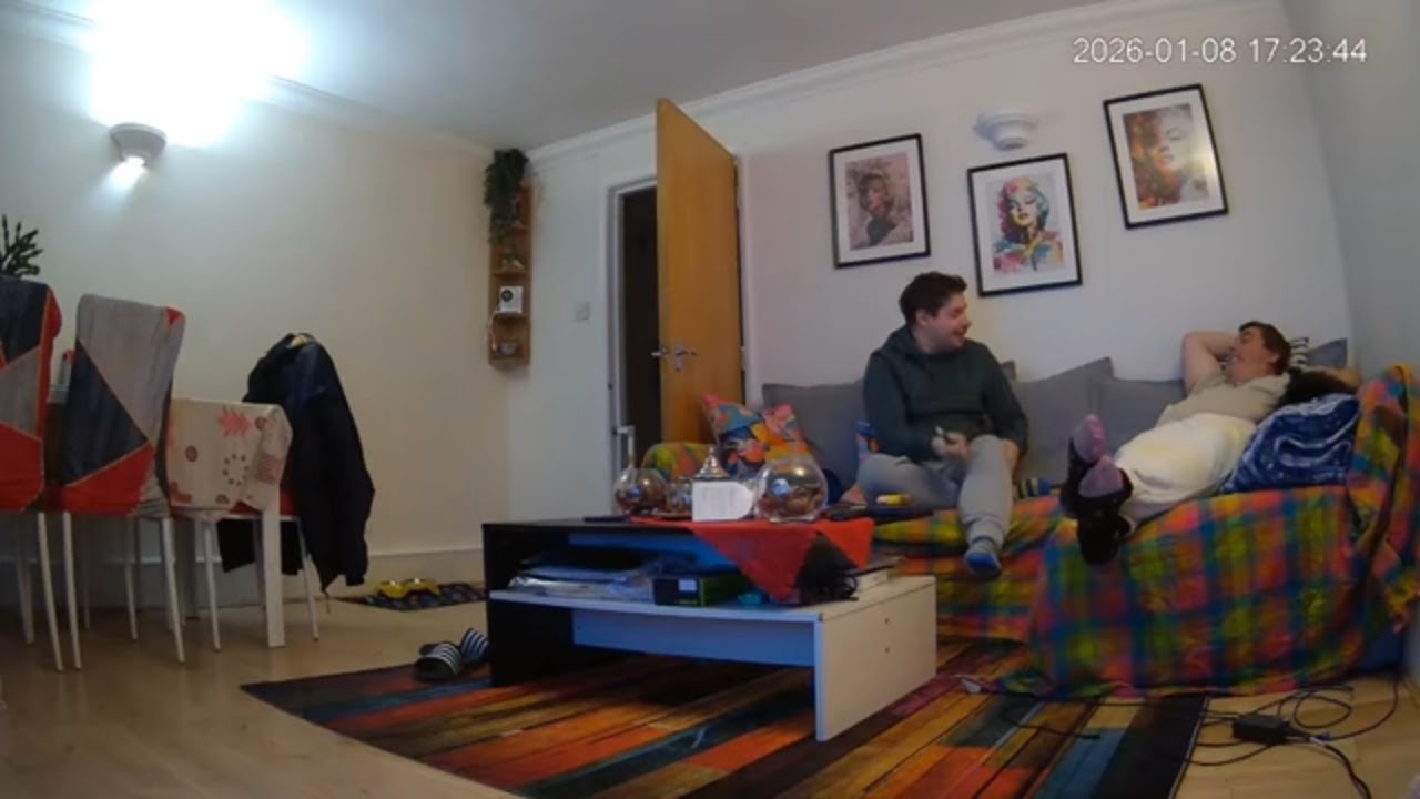 🔴 24/7 LIVE: Italian Couple in London - Real Life [LIVING ROOM 🛋️] - MiGIPepeVibes - Cam 1
