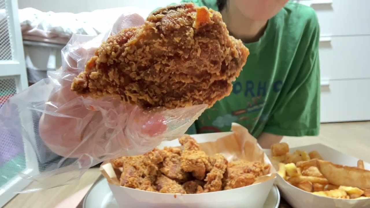 크리스마스 이브에 인형뽑기로 7만원 날리고 우울해서 치킨 시켰는데 맛없어서 더 우울한 먹방 