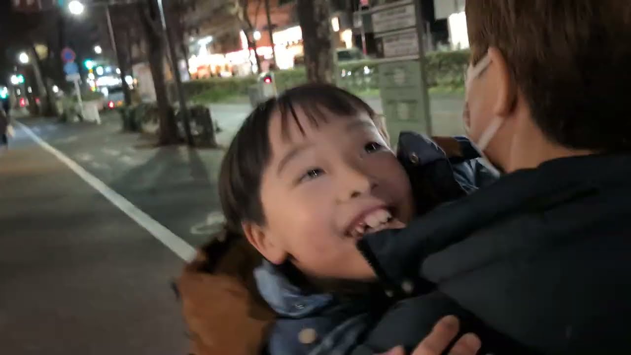 ママに抱っこされて池袋の街を散歩しているたっくん。Mommy's holding me. In the streets of Ikebukuro. 2026年3月19日。