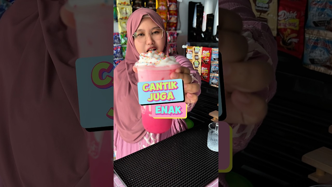 Minuman kekinian rasa strawberry dengan topping whipped cream