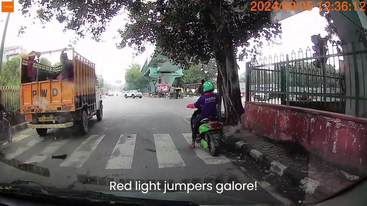 Driving in India | 5 minutes of bad driving in Delhi (Sept. 2024) | Bentley, truck, redlight jumpers
