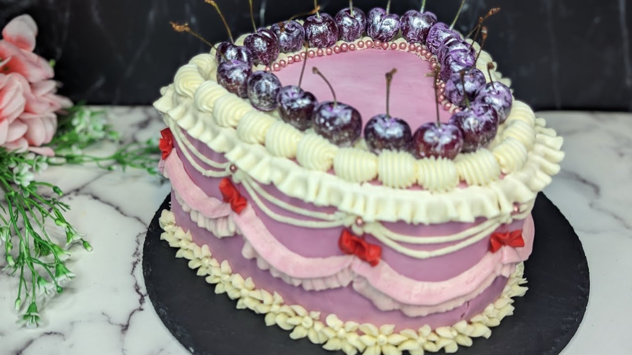 STRAWBERRY CAKE WITH CLASSIC DECORATION . КЛУБНИЧНЫЙ ТОРТ С КЛАССИЧЕСКИМ ДЕКОРОМ. #cakes #декор