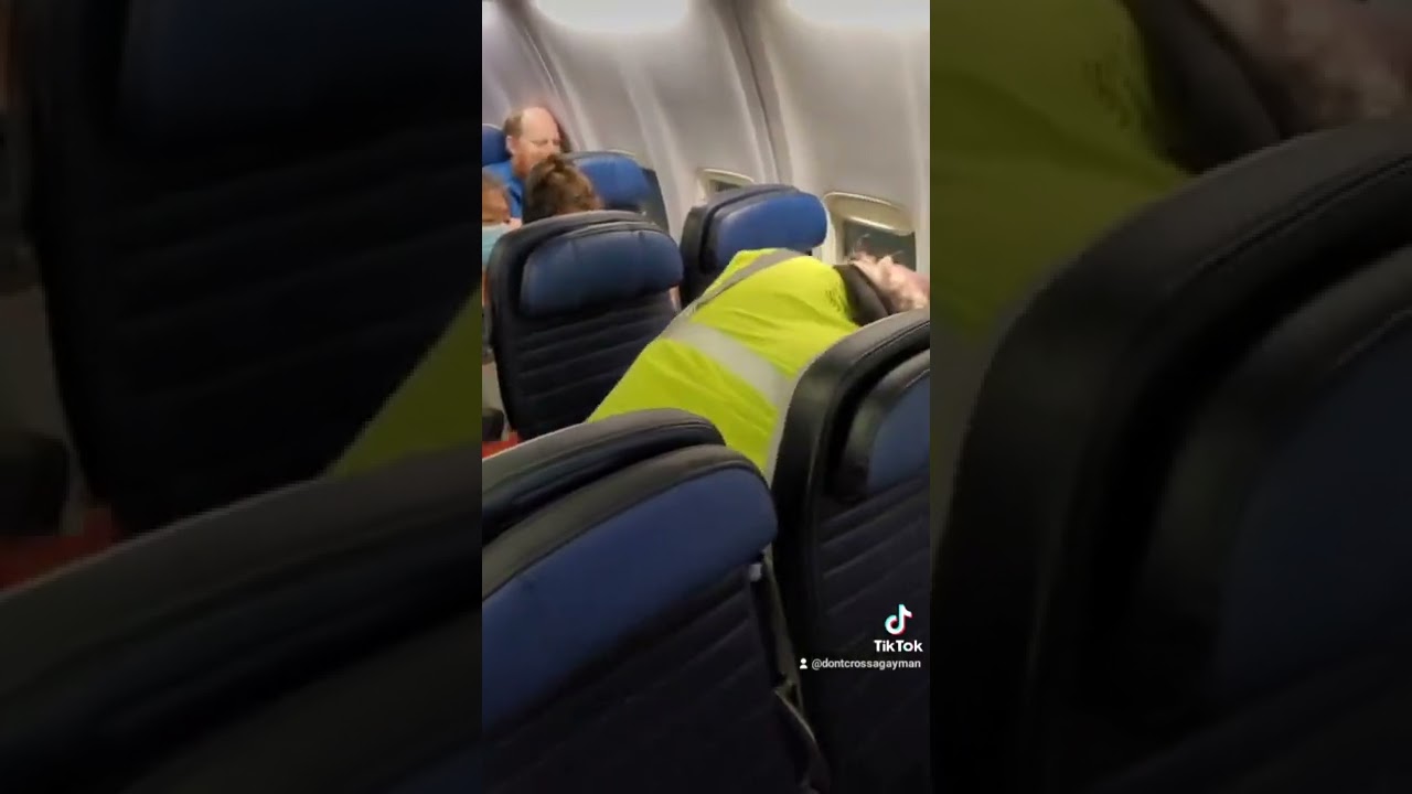мужчина вырвал на меня во время моего рейса из Вегаса #unitedairlines #рвота #dontcrossagayman #v...