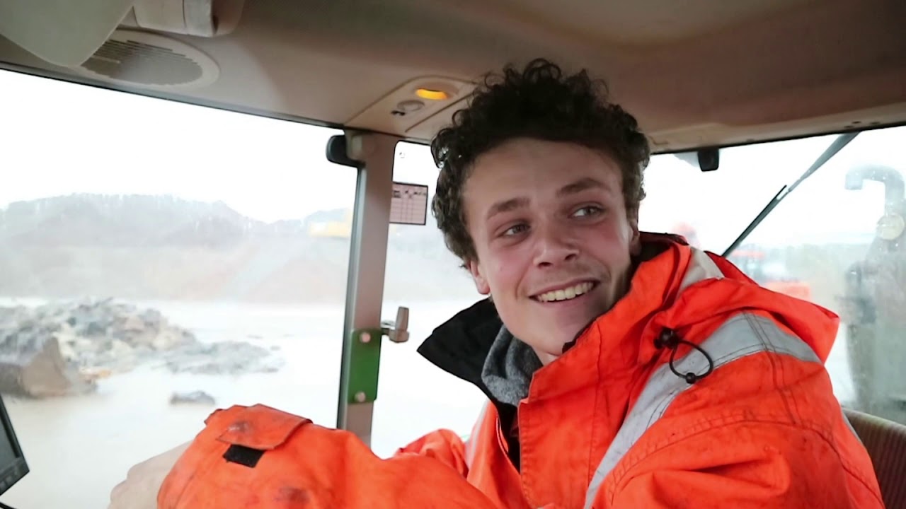 Rayvano rijdt water naar de zee. Hij vindt het prachtig - Werken in Groningen (4)