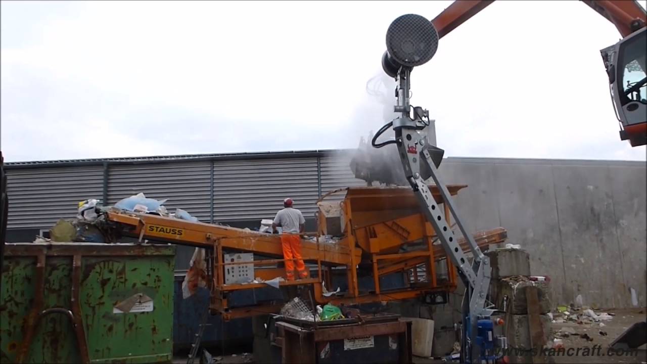 Staubbindung bei M&uuml;llverladung mit der Dust35A von Skancraft