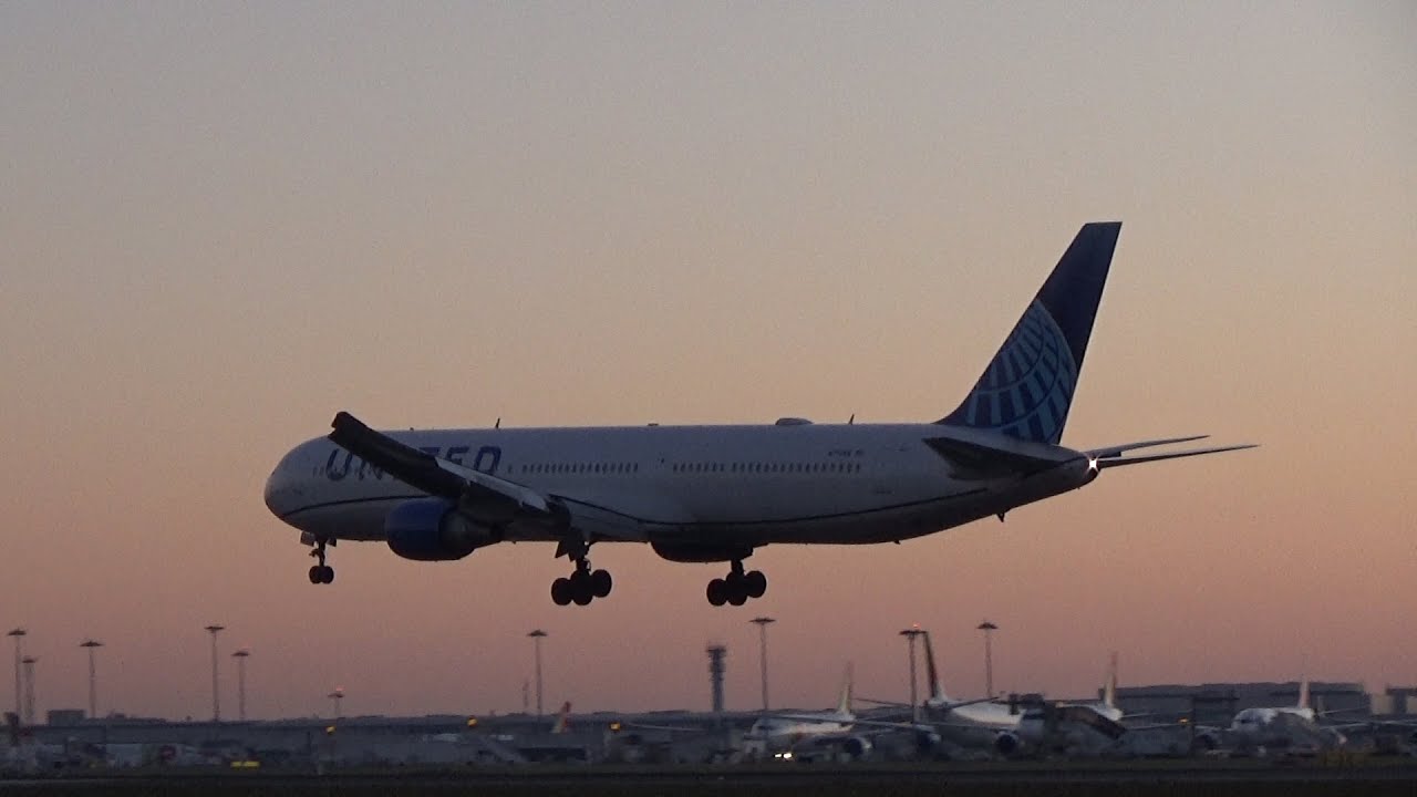United Airlines Boeing 767-424(ER) N77066 (cn 29461/878) New colors