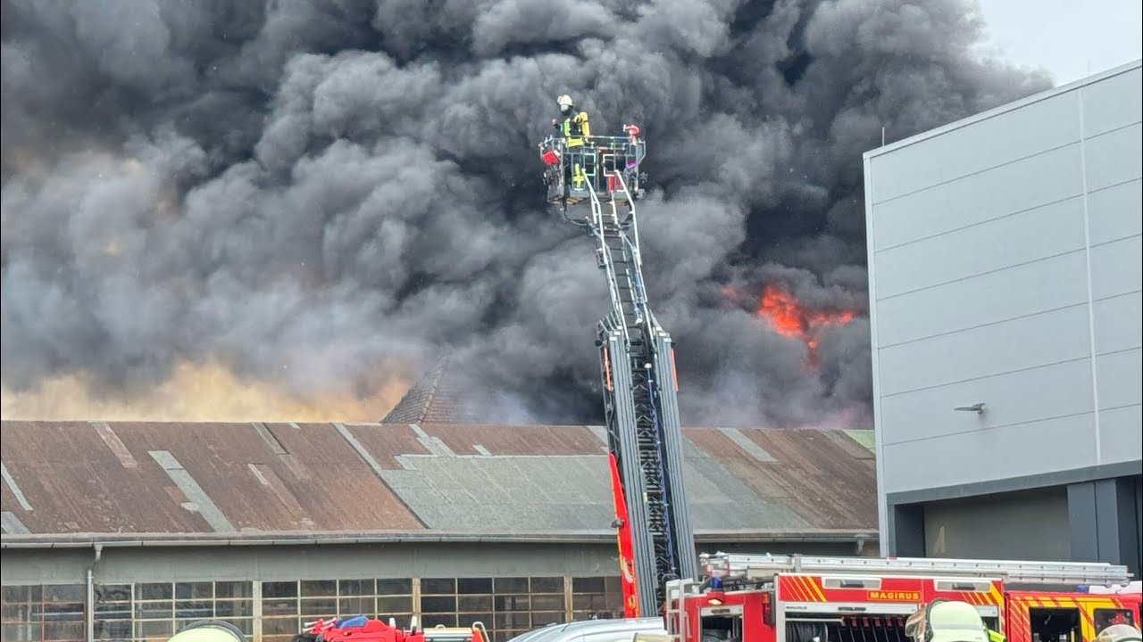 Rauchwolke wegen Brandes auf Firmengel&auml;nde in Renchen