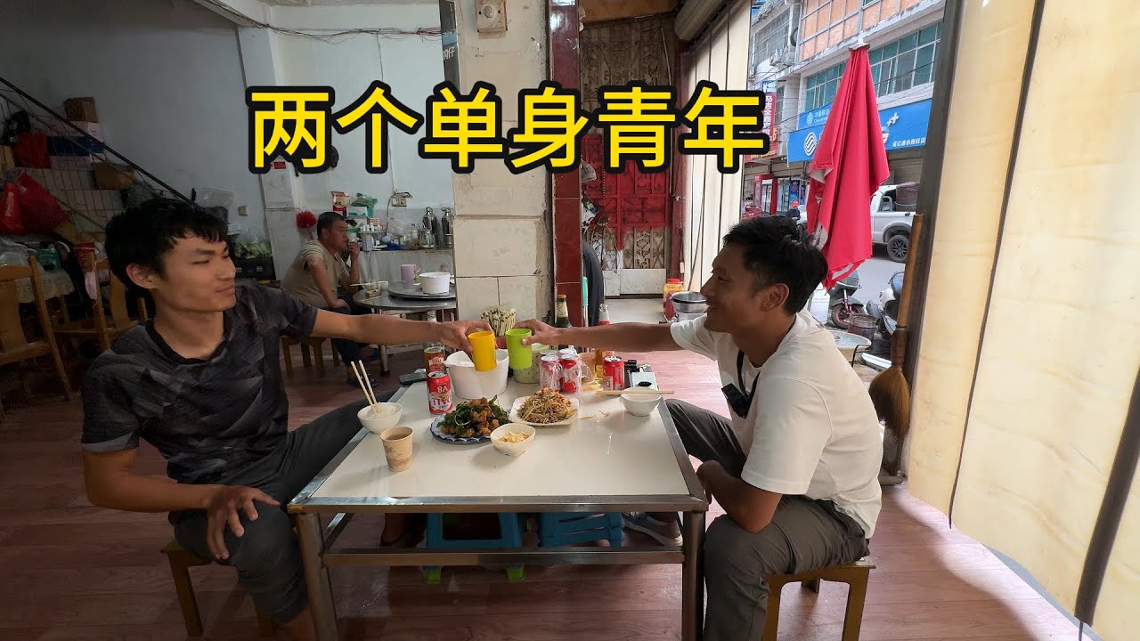 骑行怒江大峡谷，遇广东骑友一起同行，晚上一起吃饭喝酒住旅店
