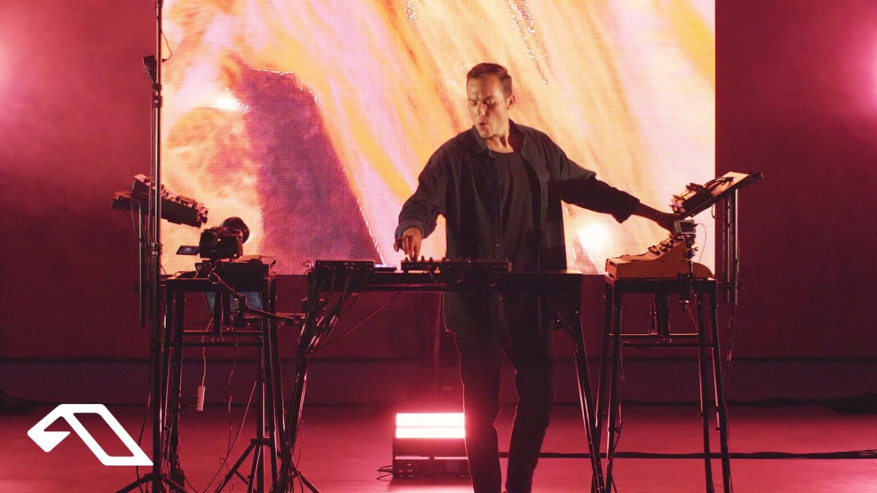 Ben B&ouml;hmer feat. JONAH - Escalate (Live from the K&ouml;nig Galerie, Berlin)