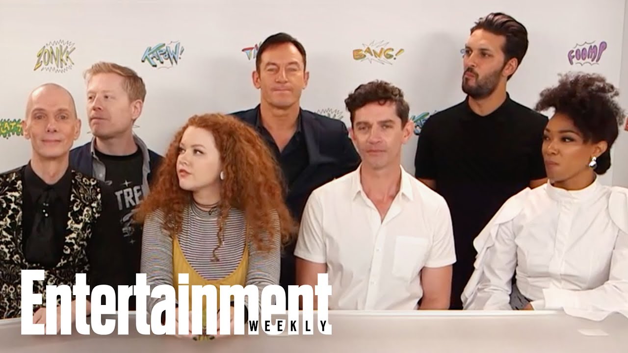 Star Trek's Sonequa Martin-Green Shows Off Her Vulcan Salute | SDCC 2017 | Entertainment Weekly