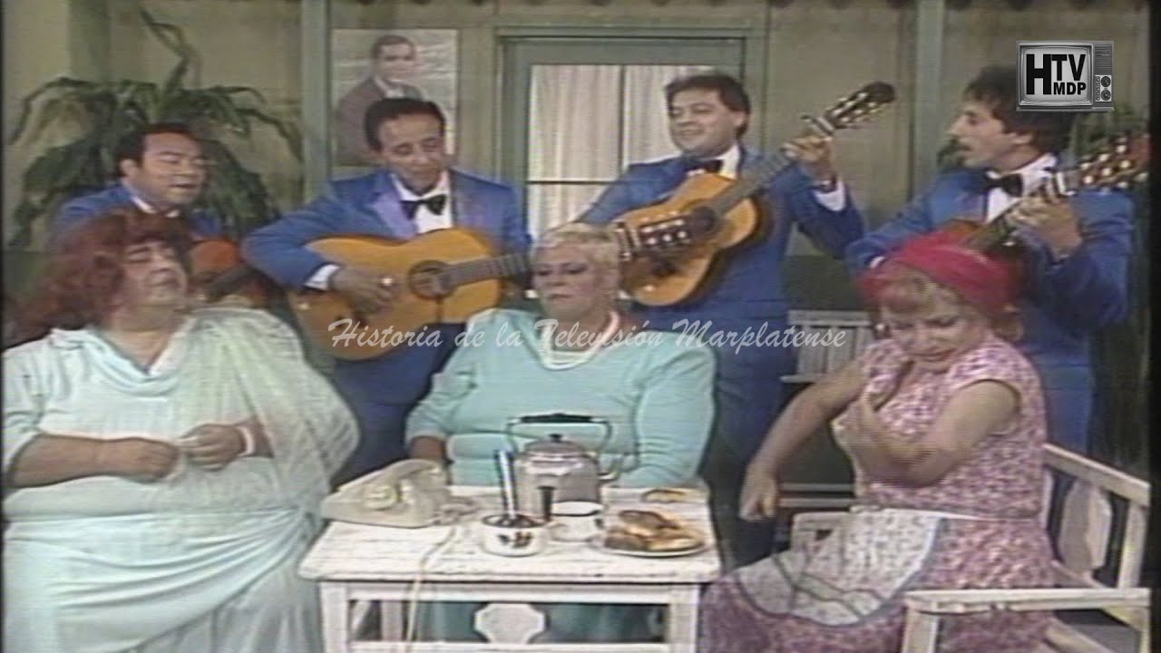 MARIA MARTA SERRA LIMA Y LOS PANCHOS CON LA TOTA Y LA POROTA EN LAS GATITAS DE PORCEL