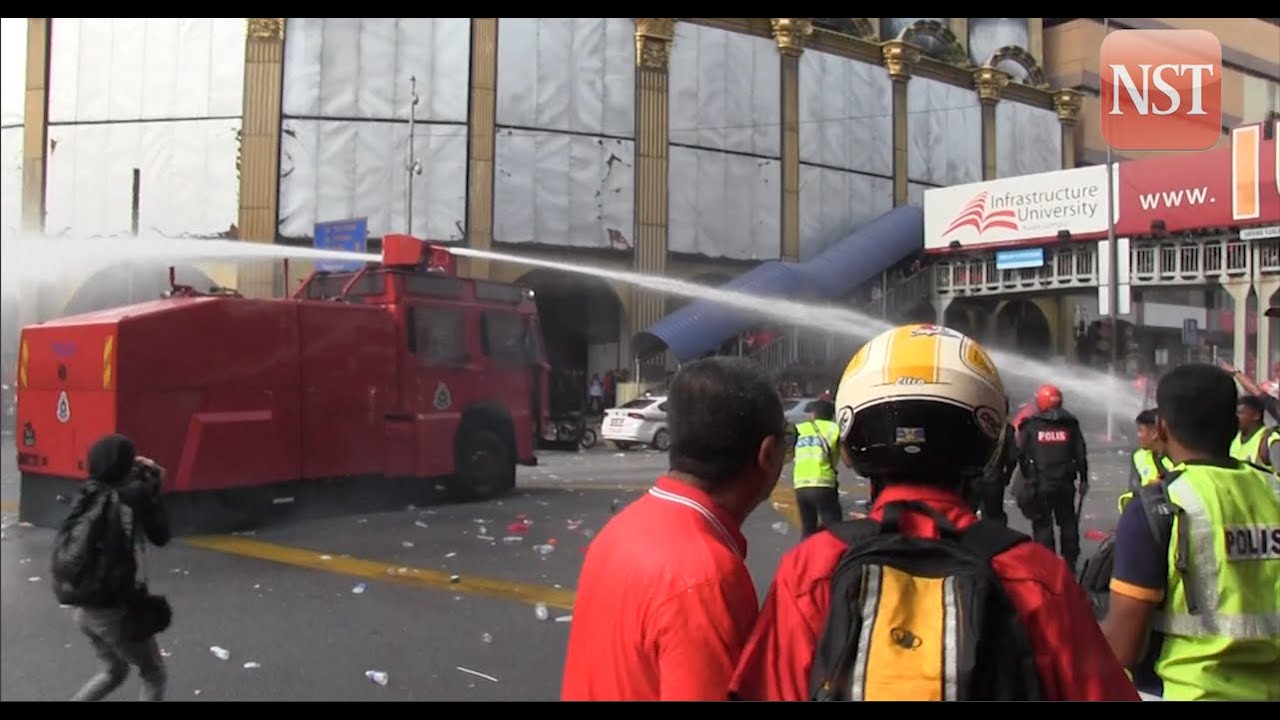 Police use water cannon at Petaling Street