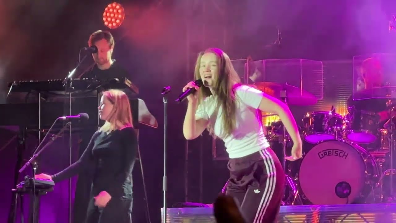 Sigrid - Strangers - Live @ MS Dockville, Hamburg - 08/2025