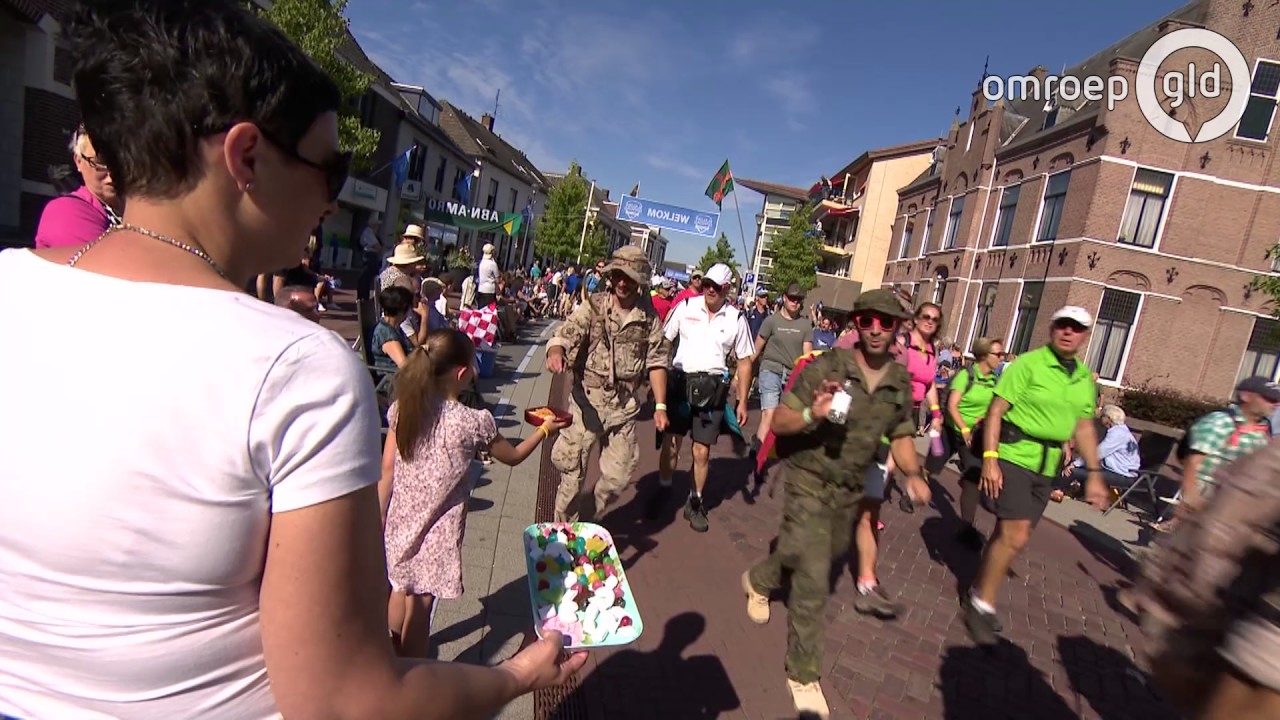 Wandelaars door Elst tijdens de Vierdaagse 2017