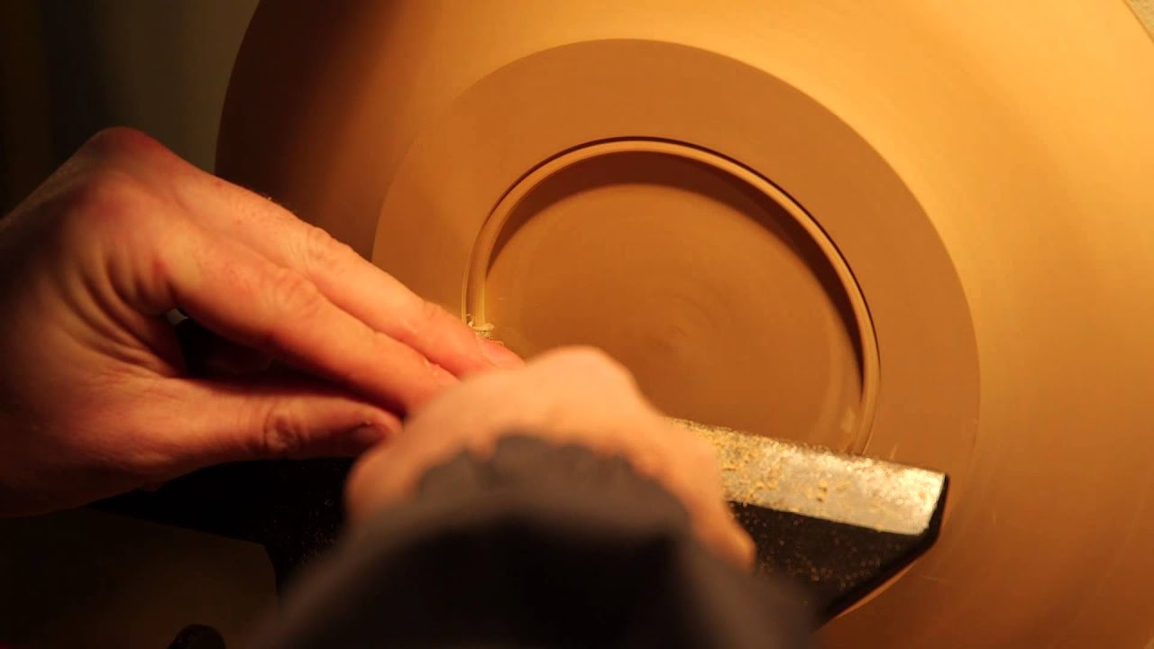 Turning a wooden platter with Glenn Lucas Woodturner