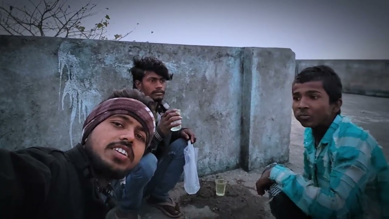 हम दोस्तों को साथ मिलकर के पार्टी कर रहे थे और बाद में मजाक हो गया ब्लॉक वीडियो बनातेहैं