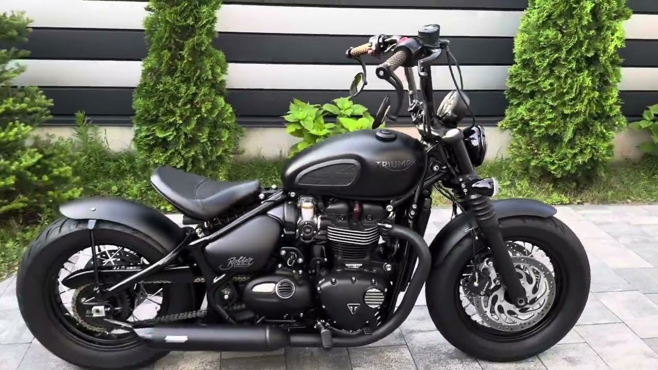 Triumph Bonneville bobber black