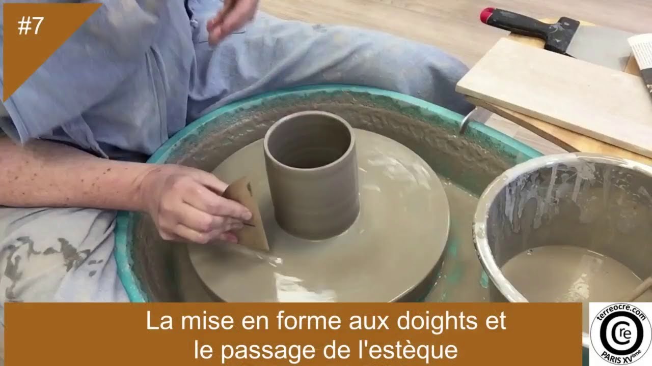 7/ Gestes de base du cylindre 5 sur 6 - Mise en forme aux doigts et passage de l'estèque
