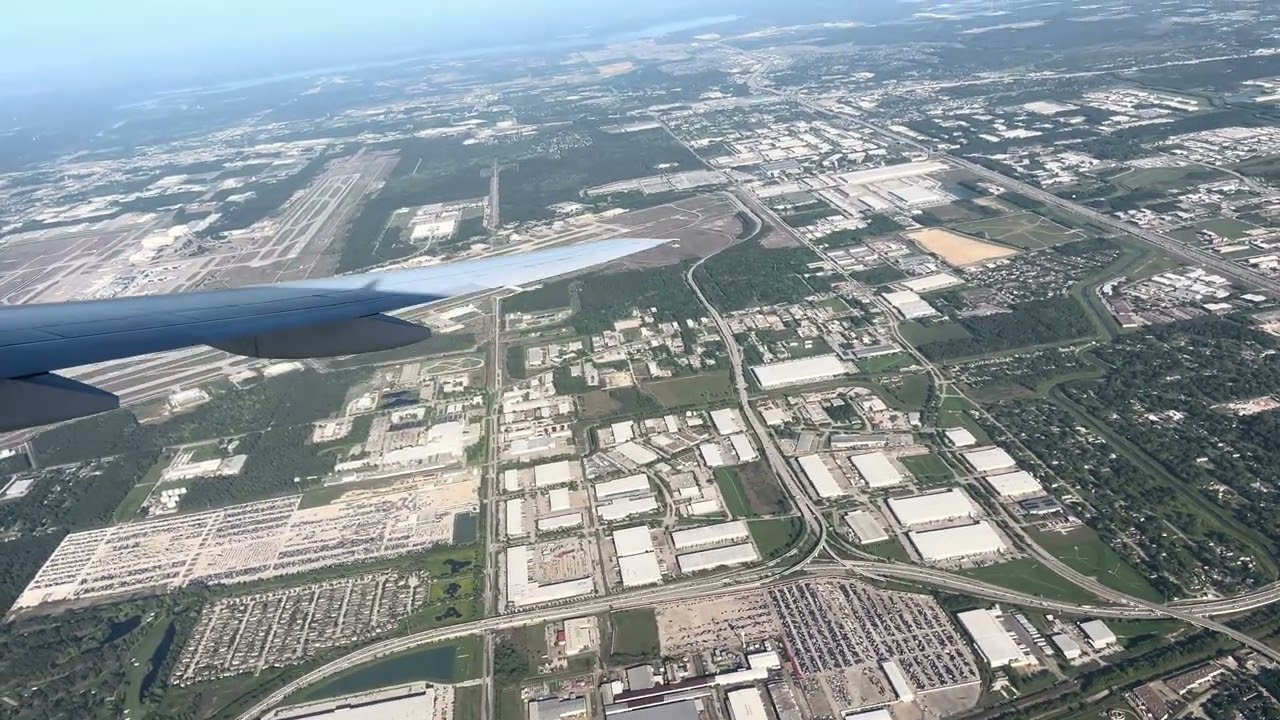 Sunny Afternoon Take Off from Houston - United Airlines - Boeing 777-200ER - IAH to LHR
