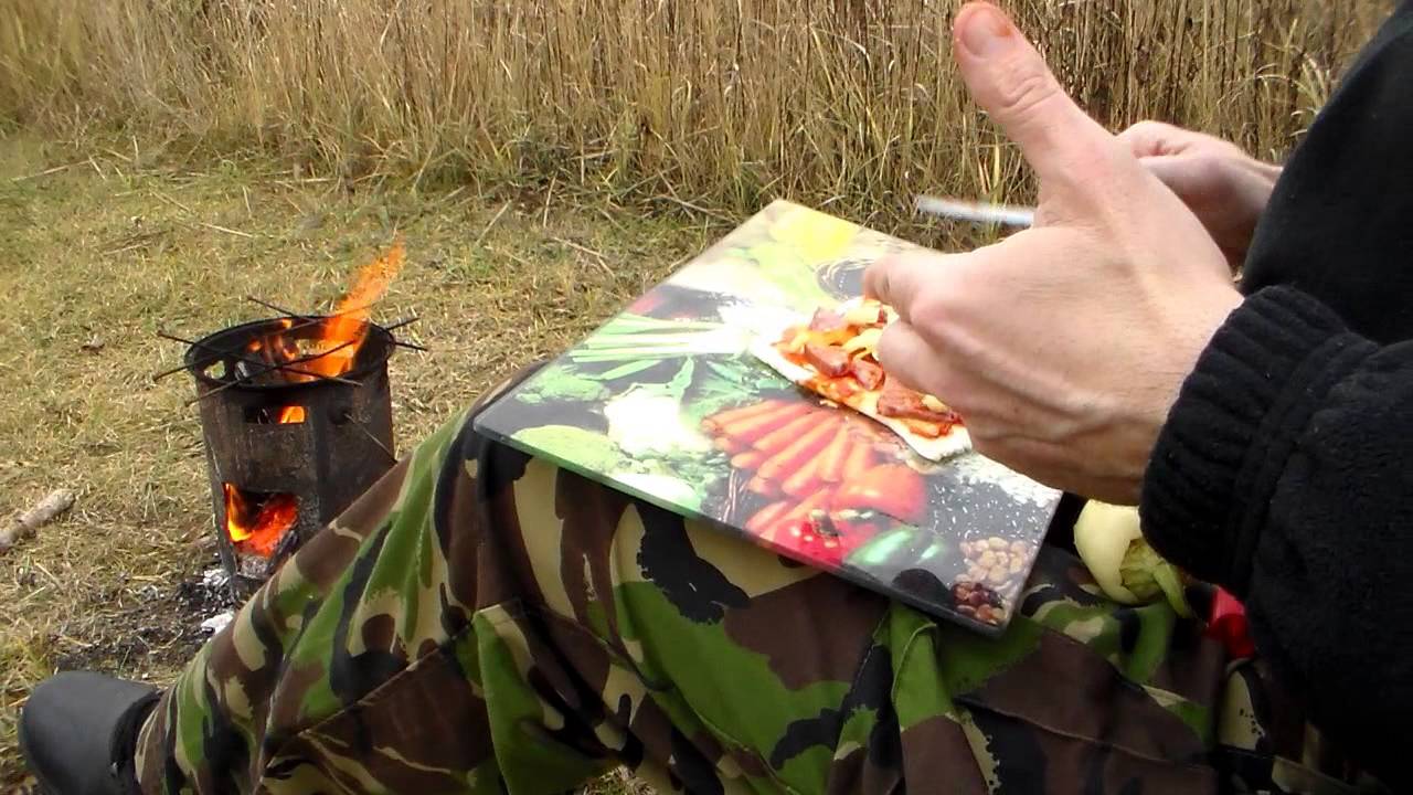 Outdoor pizza baking on tin can platform - pizzasütés üres konzervdobozokon