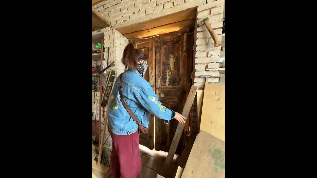 Unemployed Vagrant's Quest for a Dali Courtyard: Real-Life Adventure