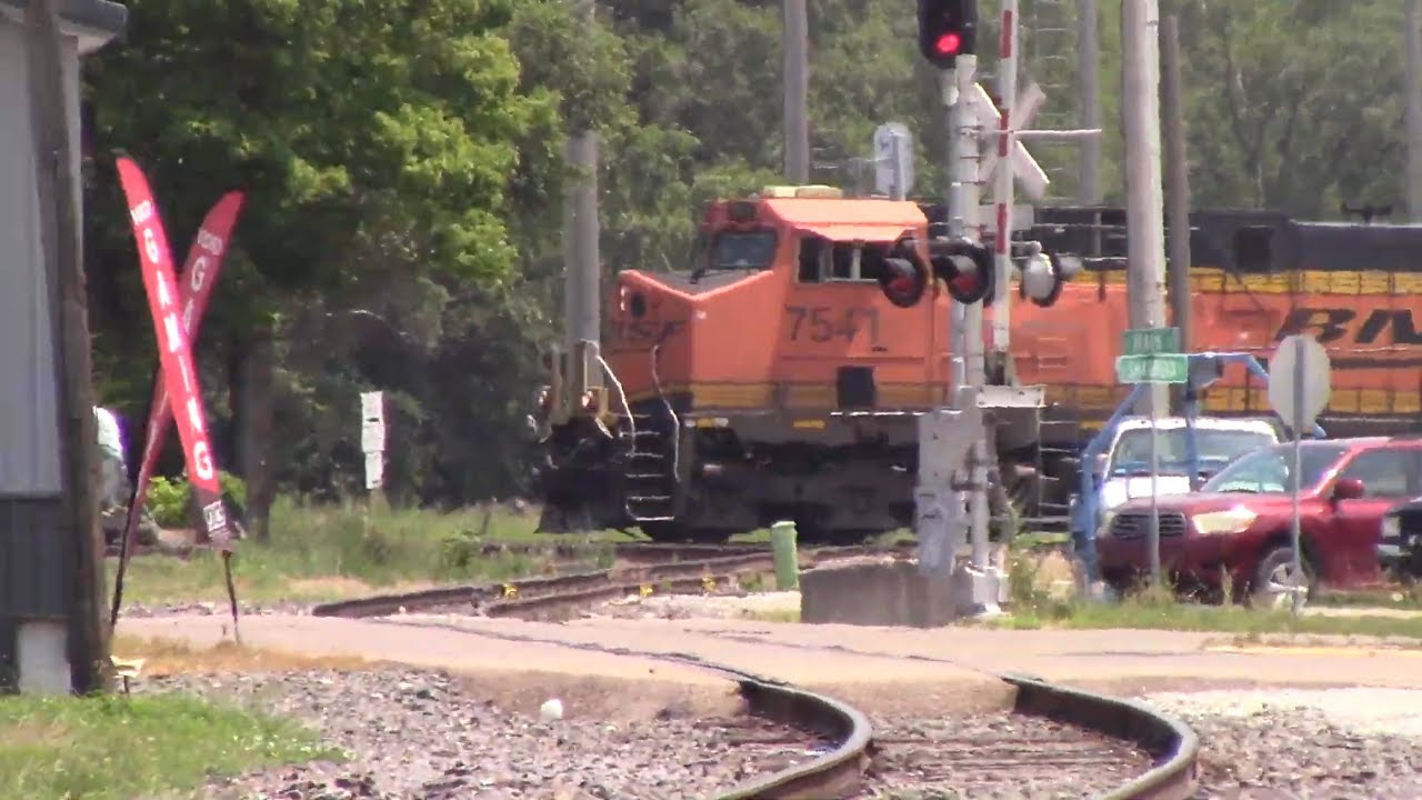 BNSF 7541 Gets Chased by BNSF 6513 in Streator, IL 7/7/25