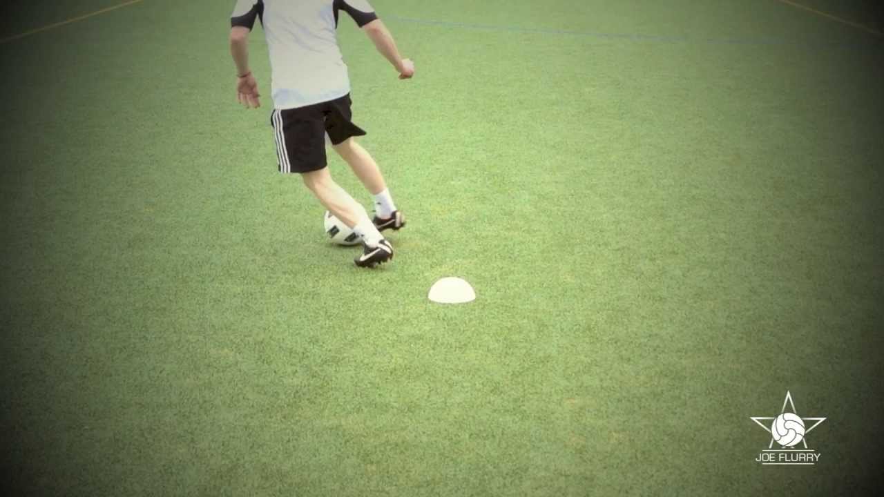 Learn how to do the Xavi Hernandez 360 Turn - Football Soccer Move Tutorial