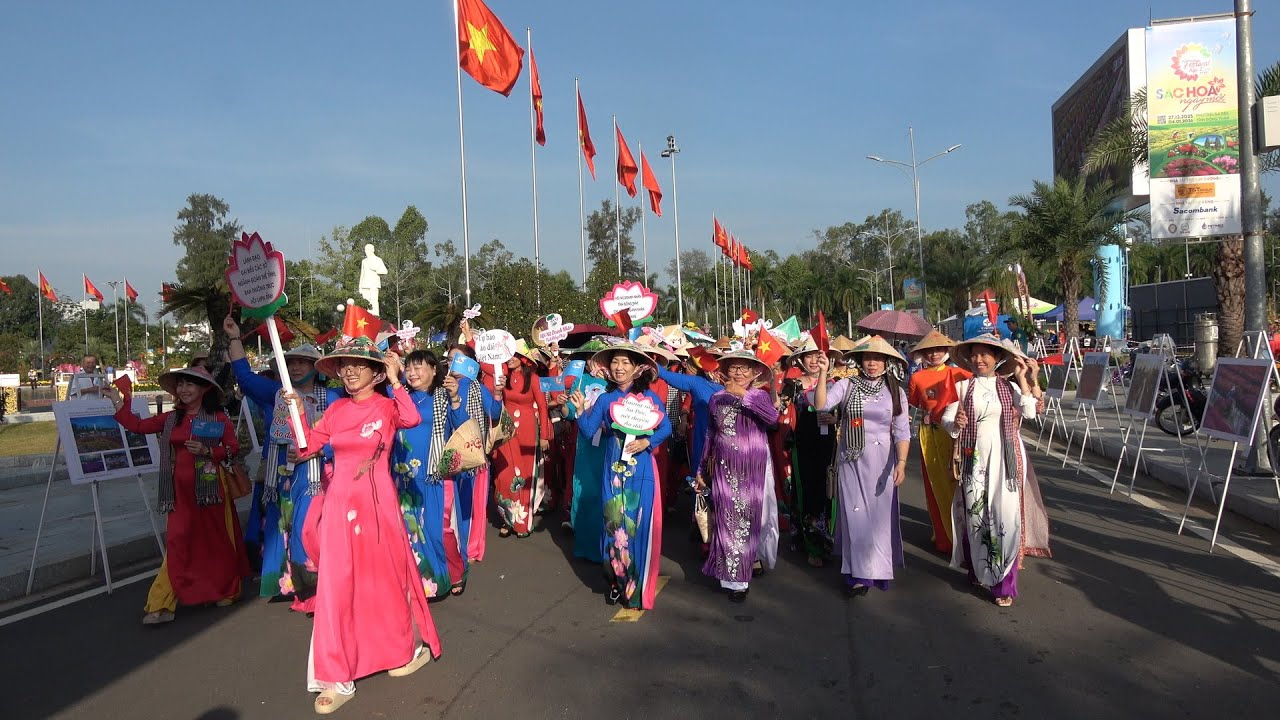 31-12-2025 P2 Phụ nữ và áo dài hoa diễn hành trên phố - Festival hoa kiểng lần 2 Sa Đéc 2025