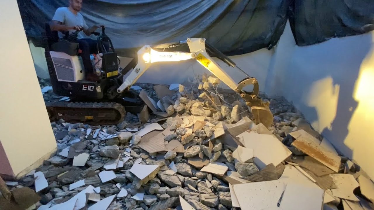 BOBCAT E10 retirando entulho (concreto, ferro, piso) Limpeza