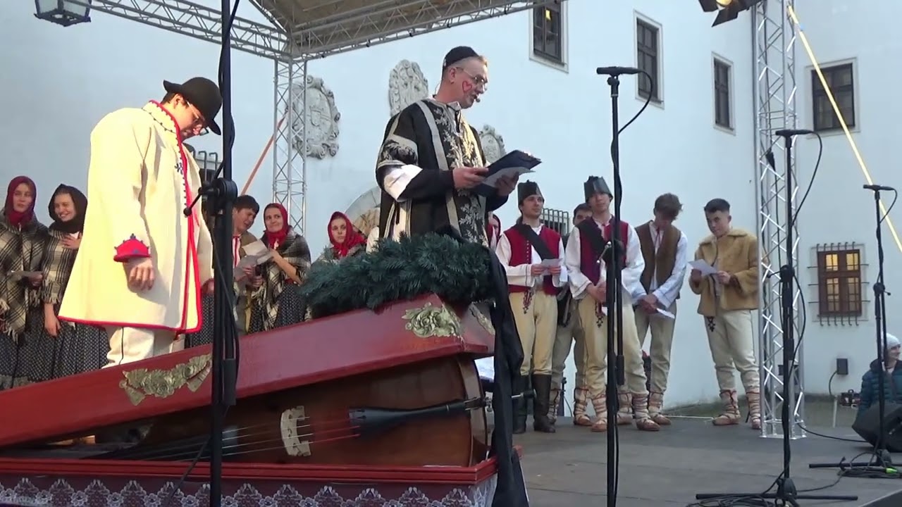 Pochovávání basy na  Špilberku.