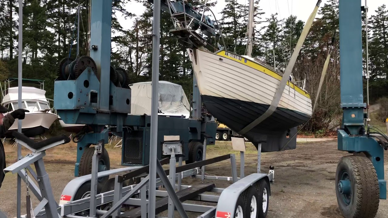 Loading the Nor&rsquo;Sea 27 on the trailer