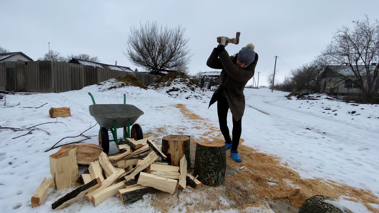 Важка повсякдення праця дівчини в маленькому Українському селі
