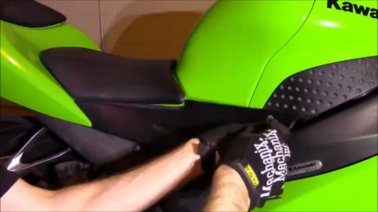 Front Seat (saddle) Removal, 2005 Kawasaki ZX6R, 636, ZX6RR How to: