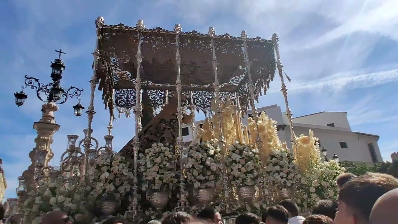 Entrada de la esperanza de triana en la catedral 