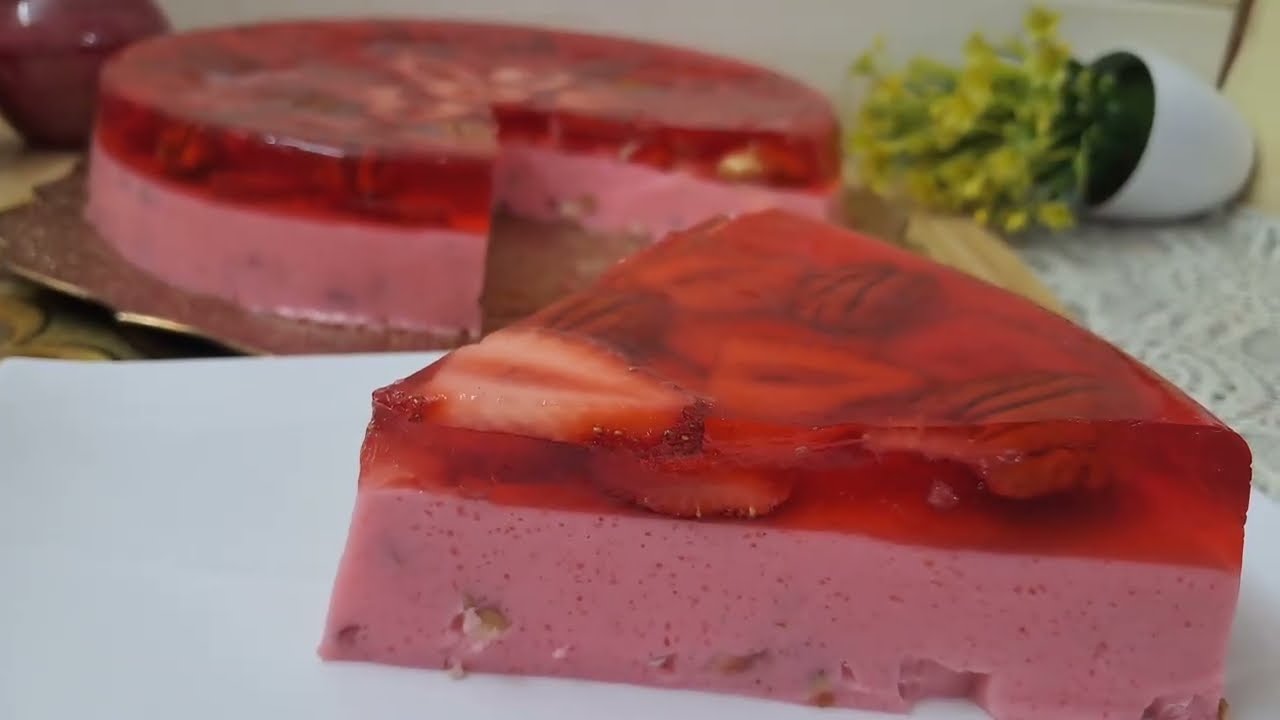 Gelatina de fresa con nuez encapsuladas ideal para una fiesta o para cualquier momento