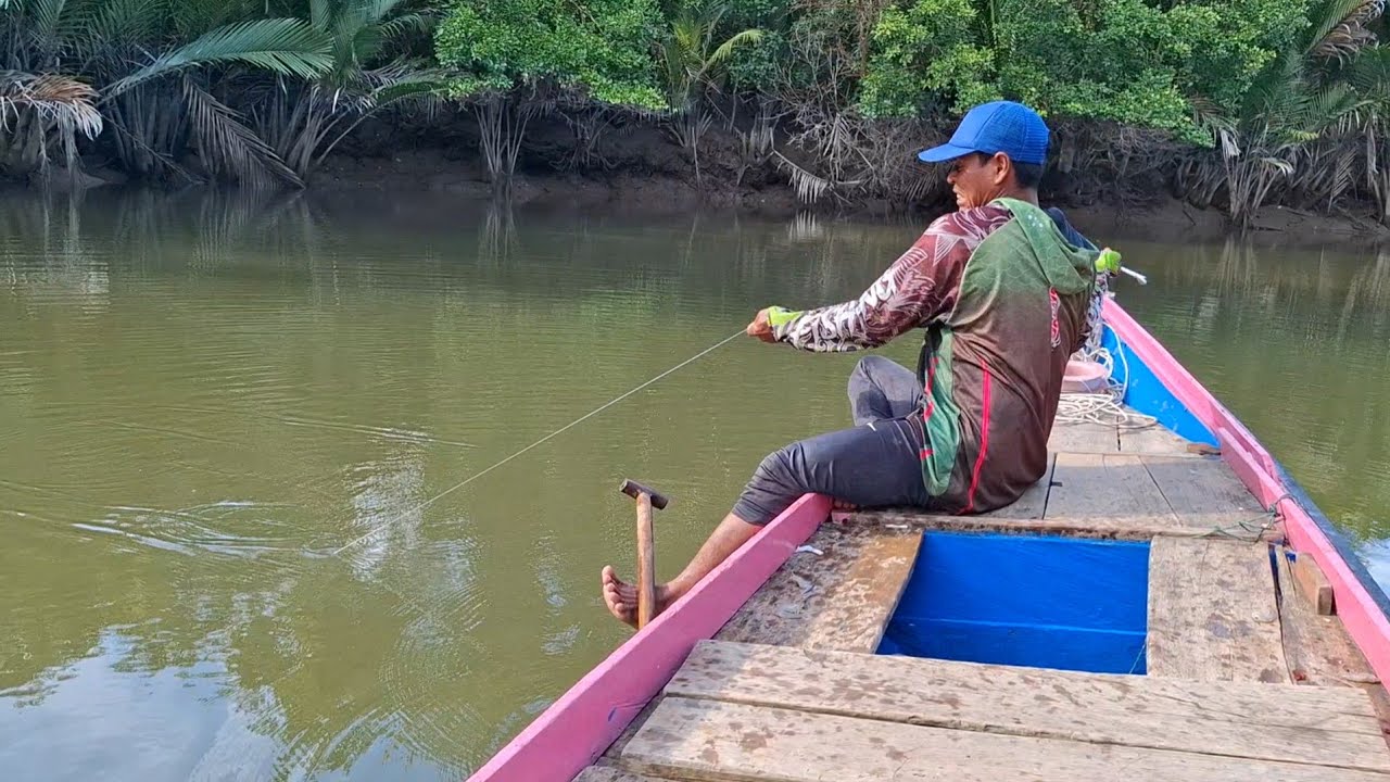 SAMBARAN IKAN BERTUBI-TUBI DI SUNGAI KECIL INI, MUARA BERAU KALIMANTAN TIMUR