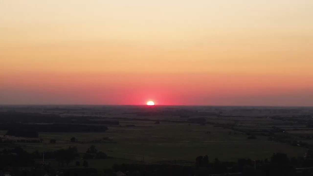 Zachód słońca oraz 3 pociągi na stacji Łowicz Główny z drona. 19.07.2024.