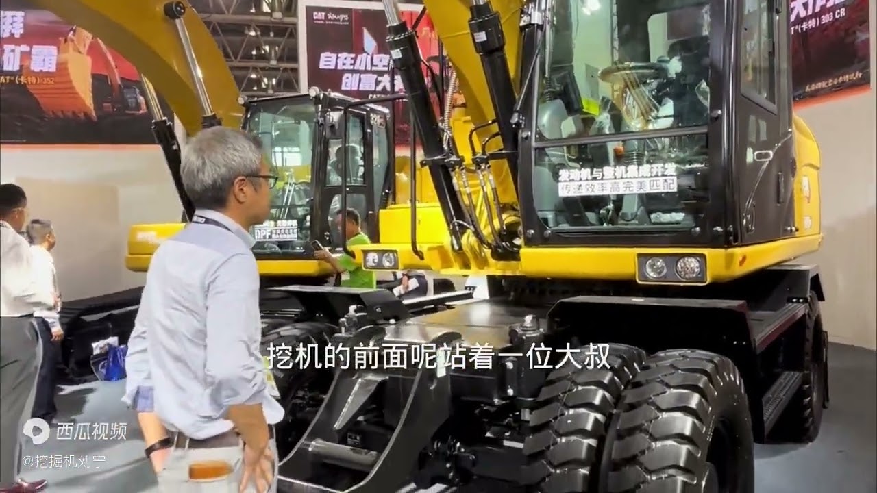 这样的轮式挖掘机我真的是第一次见，长见识了#CAT挖掘机#挖掘机