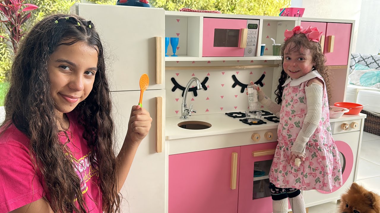 SARAH E ELOAH COZINHADO EM SUAS COZINHA REALISTA !