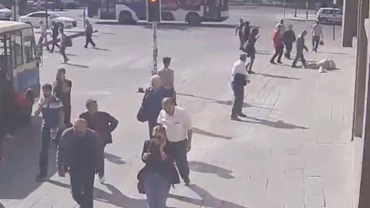 Yere düşen yaşlı adamın parasını çalan yankesici bıyığından yakalandı