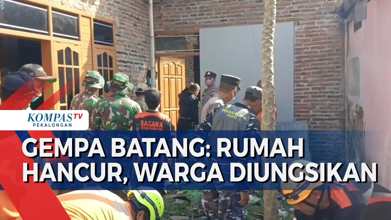Semangat Warga Bersihkan Rumah Korban Gempa Batang